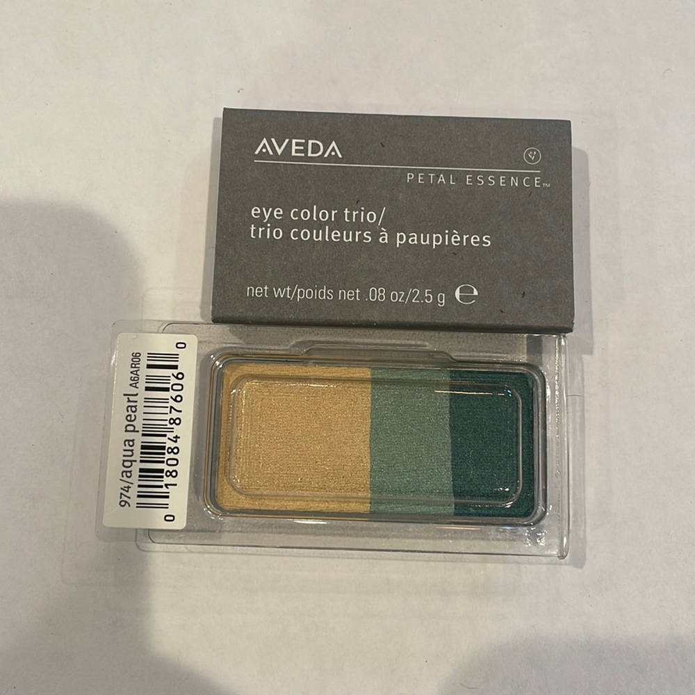 AVEDA
PETAL ESSENCE
eye color trio/ 974 aqua pearl